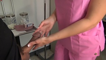 Nurse Gives Patient Oral Pleasure In Amateur Medical Setting